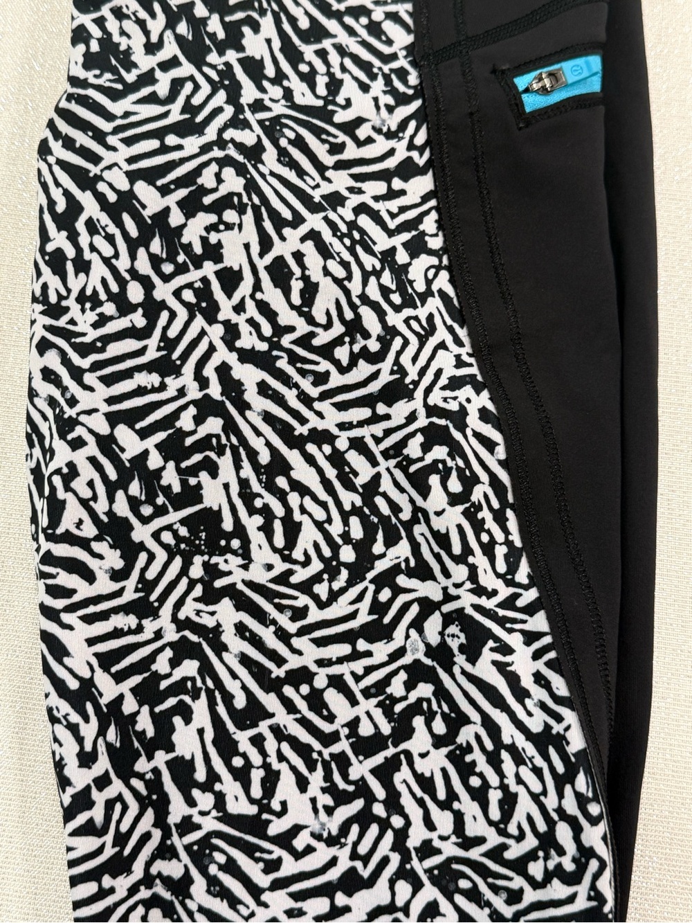 lululemon run top speed crop Black & White Printed Leggings 17” inseam size 6 - Picture 6 of 6